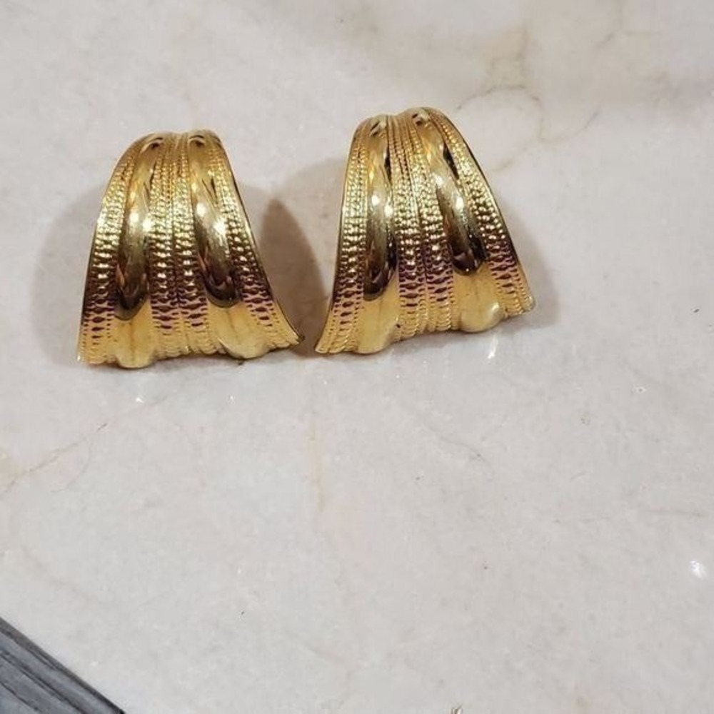 Vintage Gold Tone Ribbed J Hoop Clip On Earrings Textured Statement Jewelry